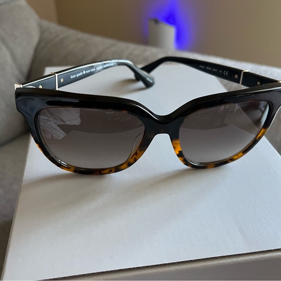 (All 4 Included) Kate Spade, DVF, Bebe & Marciano Sunglasses - Picture 5 of 10